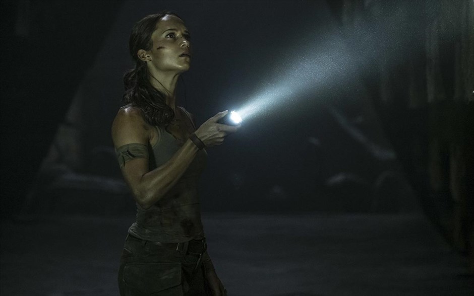 Tomb Raider: Lara Croft. Η περιπέτεια φαντασίας του Ρορ Ούθαγκ, η οποία προβάλλεται και σε τρισδιάστατη έκδοση, μας συστήνει μια νεαρή και αποφασιστική Λάρα Κροφτ, λίγο πριν γίνει παγκόσμια ηρωίδα.