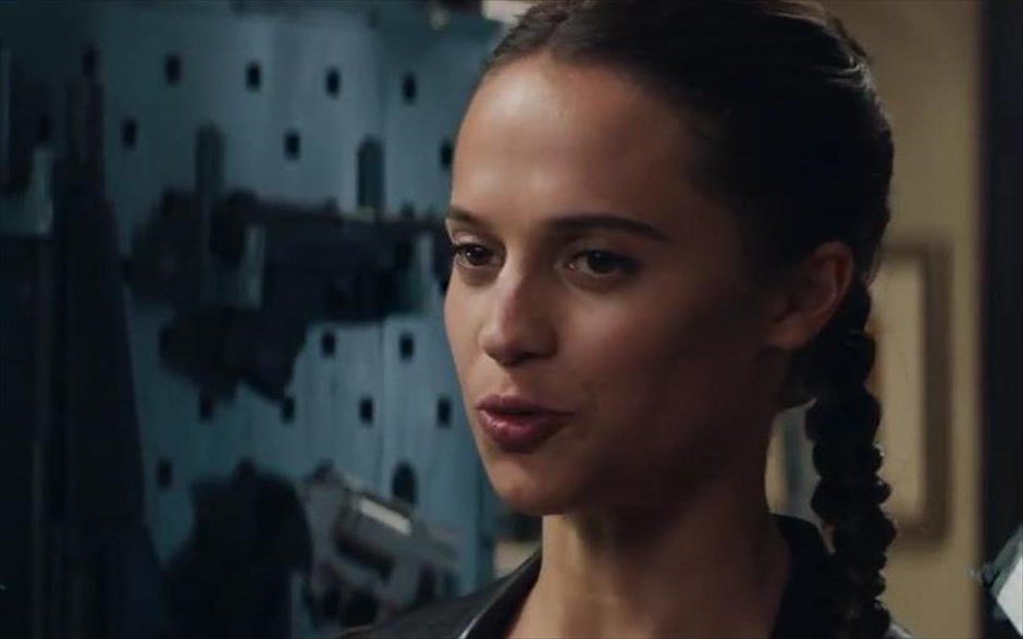 Tomb Raider: Lara Croft. Η περιπέτεια φαντασίας του Ρορ Ούθαγκ, η οποία προβάλλεται και σε τρισδιάστατη έκδοση, μας συστήνει μια νεαρή και αποφασιστική Λάρα Κροφτ, λίγο πριν γίνει παγκόσμια ηρωίδα.