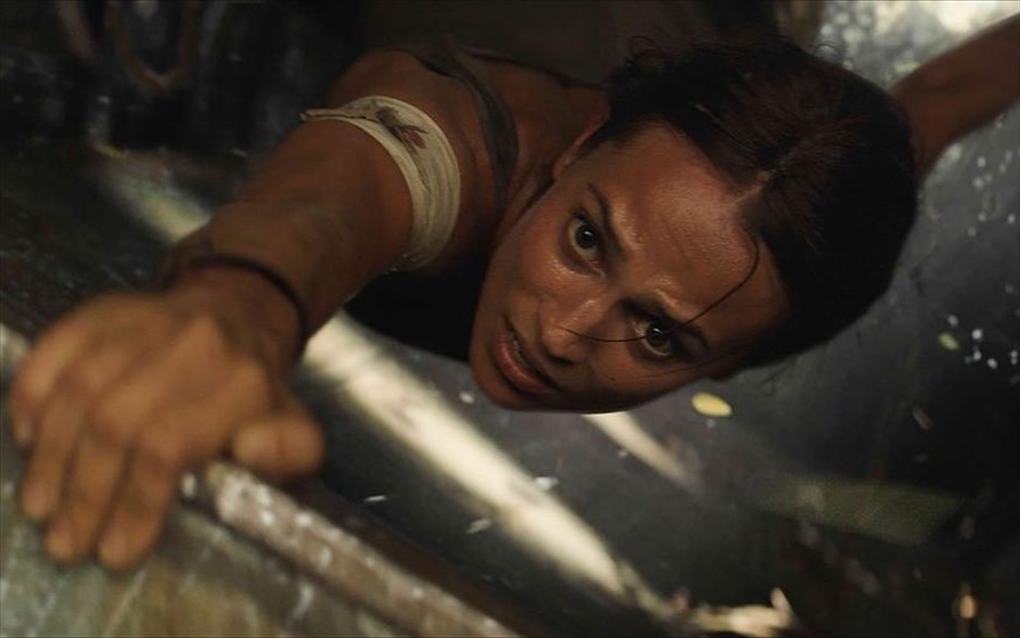 Tomb Raider: Lara Croft. Η περιπέτεια φαντασίας του Ρορ Ούθαγκ, η οποία προβάλλεται και σε τρισδιάστατη έκδοση, μας συστήνει μια νεαρή και αποφασιστική Λάρα Κροφτ, λίγο πριν γίνει παγκόσμια ηρωίδα.
