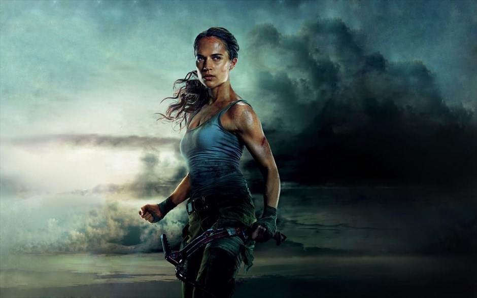 Tomb Raider: Lara Croft. Η περιπέτεια φαντασίας του Ρορ Ούθαγκ, η οποία προβάλλεται και σε τρισδιάστατη έκδοση, μας συστήνει μια νεαρή και αποφασιστική Λάρα Κροφτ, λίγο πριν γίνει παγκόσμια ηρωίδα.