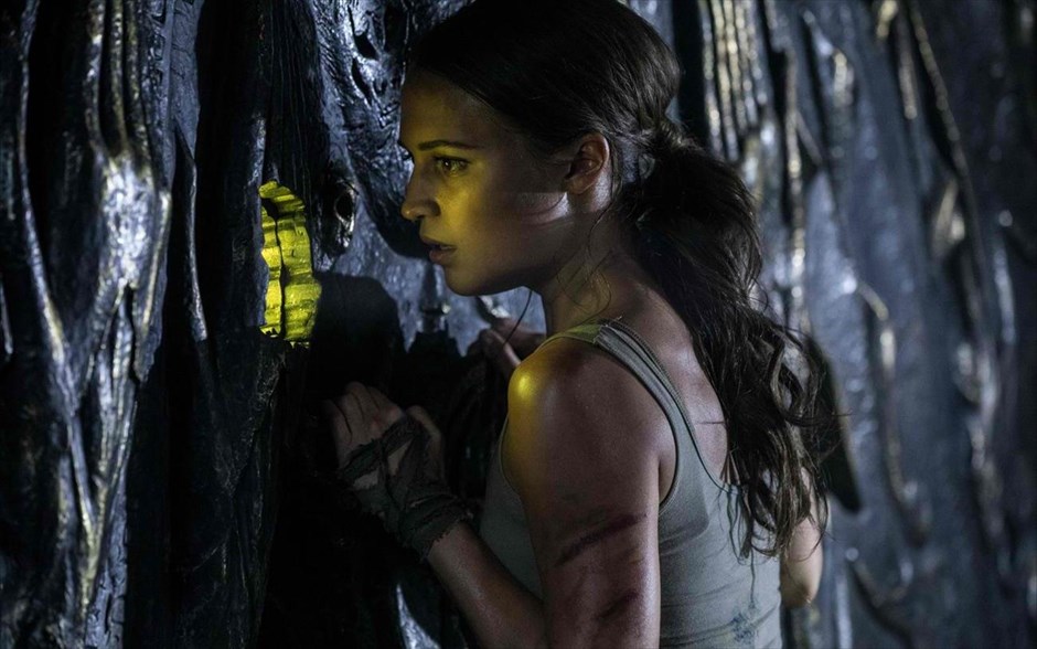 Tomb Raider: Lara Croft. Η περιπέτεια φαντασίας του Ρορ Ούθαγκ, η οποία προβάλλεται και σε τρισδιάστατη έκδοση, μας συστήνει μια νεαρή και αποφασιστική Λάρα Κροφτ, λίγο πριν γίνει παγκόσμια ηρωίδα.
