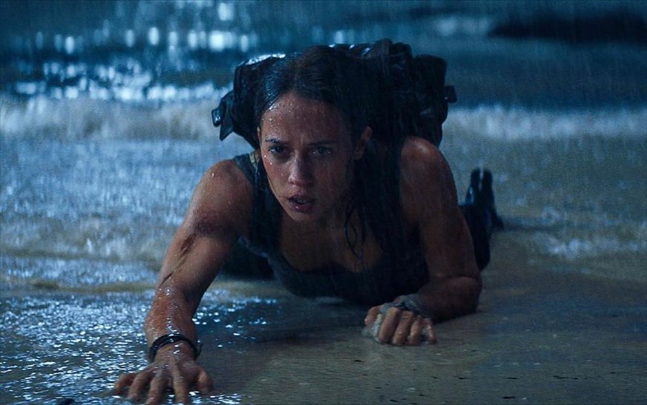 Tomb Raider: Lara Croft. Η περιπέτεια φαντασίας του Ρορ Ούθαγκ, η οποία προβάλλεται και σε τρισδιάστατη έκδοση, μας συστήνει μια νεαρή και αποφασιστική Λάρα Κροφτ, λίγο πριν γίνει παγκόσμια ηρωίδα.