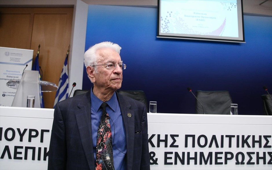 Διαστημικές εμφανίσεις στην παρουσίαση του ΕΛΔΟ. Με ταιριαστή γραβάτα εμφανίστηκε ο πρόεδρος του Ελληνικού Διαστημικού Οργανισμού (ΕΛΔΟ), καθηγητής Σταμάτης Κριμιζής, στην παρουσίαση του νέου οργανισμού στο Υπουργείο Ψηφιακής Πολιτικής Τηλεπικοινωνιών και Ενημέρωσης, στην Αθήνα.&nbsp;