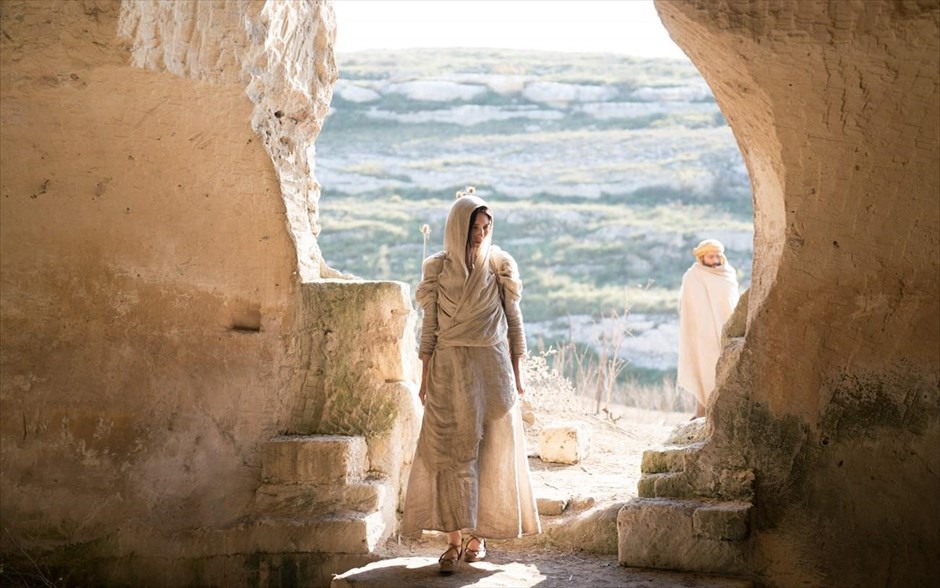 «Μαρία Μαγδαληνή». Δίνοντας, για πρώτη φορά, φωνή σε ένα πρόσωπο που έχει παραμείνει σιωπηλό τόσο καιρό και φωτίζοντας πτυχές της ιστορίας του Ιησού από τη γυναικεία οπτική, για να καταδείξει τον τρόπο που το μήνυμα του Χριστού έγινε αντιληπτό από μια γυναίκα, το δράμα του Γκαρθ Ντέιβις σκιαγραφεί το πορτρέτο μιας από τις πλέον αινιγματικές και αμφιλεγόμενες προσωπικότητες, της Μαρίας Μαγδαληνής.