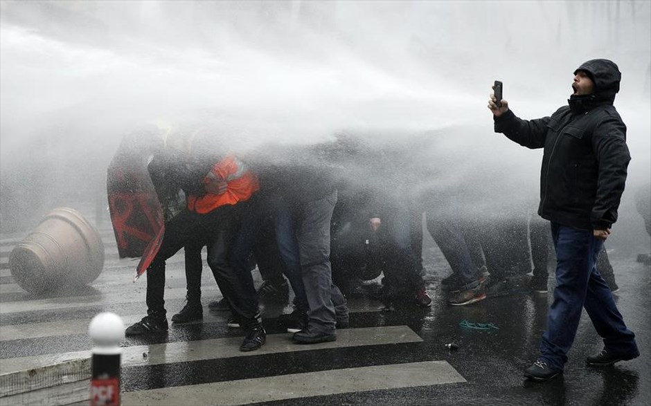 Συγκρούσεις αστυνομίας - διαδηλωτών στο Παρίσι. Συμπλοκές ξέσπασαν χθες&nbsp;ανάμεσα σε νεαρούς διαδηλωτές και αστυνομικούς στο ανατολικό Παρίσι, πριν από τις πορείες των δημόσιων υπαλλήλων και των σιδηροδρομικών εναντίον των μεταρρυθμιστικών σχεδίων της κυβέρνησης.&nbsp;Τόσο οι δημόσιοι υπάλληλοι όσο και οι σιδηροδρομικοί τοποθετούνται κατά της πολιτικής Μακρόν, με διαφορετικά αιτήματα για τον κάθε τομέα: οι σιδηροδρομικοί αρνούνται τη μεταρρύθμιση του από χρόνια ισχύοντος καθεστώτος τους, καθώς και το άνοιγμα στον ανταγωνισμό, ενώ οι δημόσιοι υπάλληλοι αρνούνται το πάγωμα των μισθών τους και καταγγέλλουν την έλλειψη μέσων και προσωπικού καθώς και την προσφυγή σε εξωτερικούς συμβασιούχους.