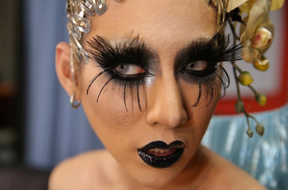 Στα παρασκήνια του Drag Race Thailand. Μια διαγωνιζόμενη του «Drag Race Thailand» στο στούντιο της εκπομπής, στην Μπανγκόκ.