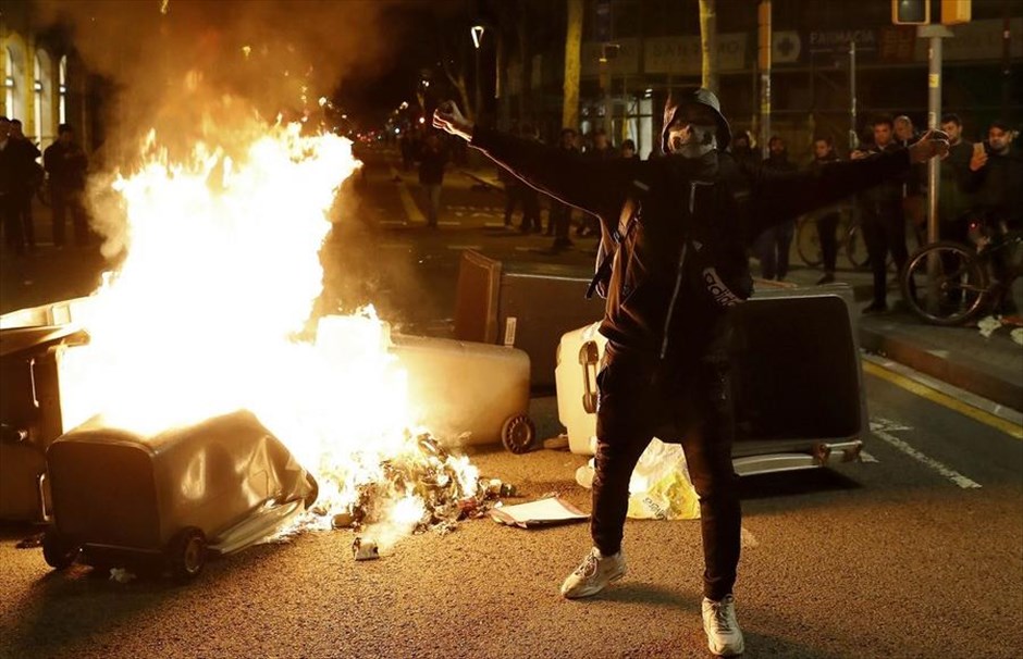 Καταλονία: Συγκρούσεις μετά τη σύλληψη του Πουτζντεμόν στη Γερμανία. Χιλιάδες Καταλανοί υπέρμαχοι της αυτονομίας της επαρχίας τους συγκρούστηκαν την Κυριακή με δυνάμεις της αστυνομίας μετά τη σύλληψη στη Γερμανία του πρώην προέδρου της Καταλονίας Κάρλες Πουτζντεμόν.