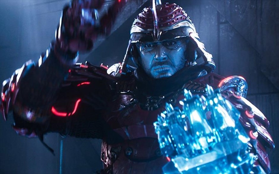 Ready Player One. Ένας νεαρός, αποφασίζοντας να πάρει μέρος σε έναν διαγωνισμό, παρασύρεται σε ένα ξέφρενο κυνήγι θησαυρού που αψηφά τους κανόνες της πραγματικότητας, μέσα σε έναν φανταστικό κόσμο μυστηρίου, ανακαλύψεων και κινδύνων (Ready Player One).