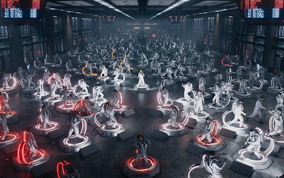 Ready Player One. Ένας νεαρός, αποφασίζοντας να πάρει μέρος σε έναν διαγωνισμό, παρασύρεται σε ένα ξέφρενο κυνήγι θησαυρού που αψηφά τους κανόνες της πραγματικότητας, μέσα σε έναν φανταστικό κόσμο μυστηρίου, ανακαλύψεων και κινδύνων (Ready Player One).