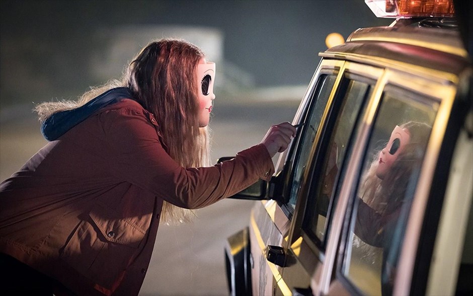 The strangers: Ματωμένη νύχτα. Μια συνηθισμένη εκδρομή καταλήγει σε φρικτό εφιάλτη, όταν τα μέλη μιας οικογένειας βιώνουν μία νύχτα απερίγραπτου τρόμου σε ένα απομονωμένο πάρκο για τροχόσπιτα, καθώς τρεις ψυχοπαθείς με μάσκες και θανατηφόρες προθέσεις τα αναγκάζουν να παλέψουν για τη ζωή τους (The strangers: Ματωμένη νύχτα).