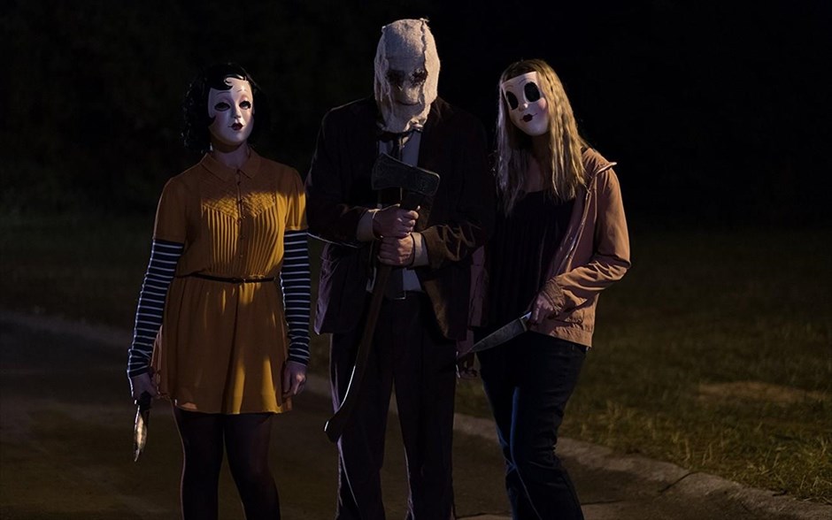 The strangers: Ματωμένη νύχτα. Μια συνηθισμένη εκδρομή καταλήγει σε φρικτό εφιάλτη, όταν τα μέλη μιας οικογένειας βιώνουν μία νύχτα απερίγραπτου τρόμου σε ένα απομονωμένο πάρκο για τροχόσπιτα, καθώς τρεις ψυχοπαθείς με μάσκες και θανατηφόρες προθέσεις τα αναγκάζουν να παλέψουν για τη ζωή τους (The strangers: Ματωμένη νύχτα).