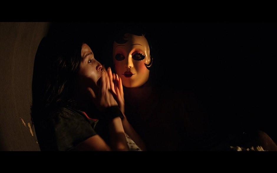 The strangers: Ματωμένη νύχτα. Μια συνηθισμένη εκδρομή καταλήγει σε φρικτό εφιάλτη, όταν τα μέλη μιας οικογένειας βιώνουν μία νύχτα απερίγραπτου τρόμου σε ένα απομονωμένο πάρκο για τροχόσπιτα, καθώς τρεις ψυχοπαθείς με μάσκες και θανατηφόρες προθέσεις τα αναγκάζουν να παλέψουν για τη ζωή τους (The strangers: Ματωμένη νύχτα).