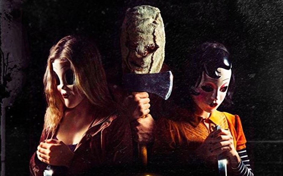 The strangers: Ματωμένη νύχτα. Μια συνηθισμένη εκδρομή καταλήγει σε φρικτό εφιάλτη, όταν τα μέλη μιας οικογένειας βιώνουν μία νύχτα απερίγραπτου τρόμου σε ένα απομονωμένο πάρκο για τροχόσπιτα, καθώς τρεις ψυχοπαθείς με μάσκες και θανατηφόρες προθέσεις τα αναγκάζουν να παλέψουν για τη ζωή τους (The strangers: Ματωμένη νύχτα).