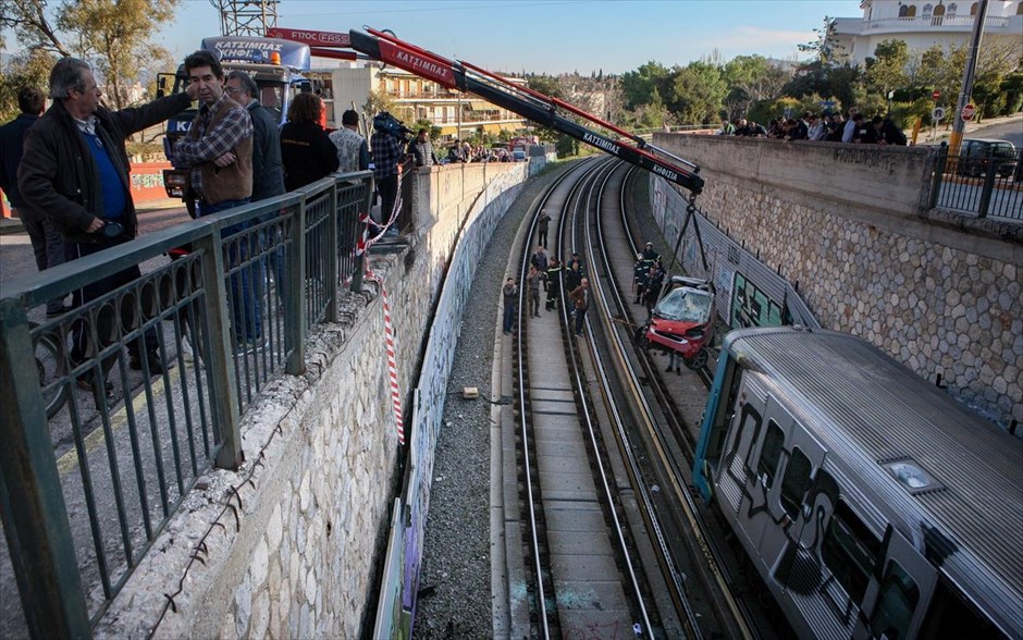 Κηφισιά: Αυτοκίνητο έπεσε από γέφυρα στις γραμμές του Ηλεκτρικού. 