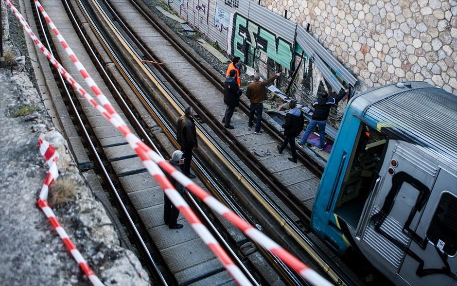 Κηφισιά: Αυτοκίνητο έπεσε από γέφυρα στις γραμμές του Ηλεκτρικού. 
