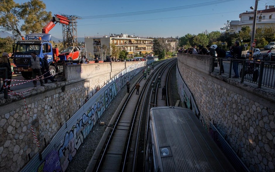 Κηφισιά: Αυτοκίνητο έπεσε από γέφυρα στις γραμμές του Ηλεκτρικού. 