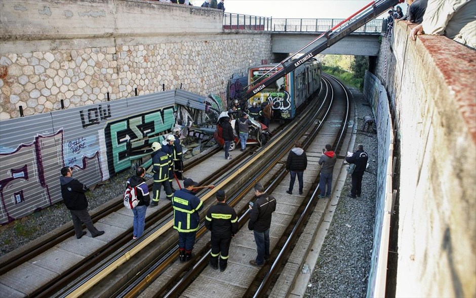 Κηφισιά: Αυτοκίνητο έπεσε από γέφυρα στις γραμμές του Ηλεκτρικού. 