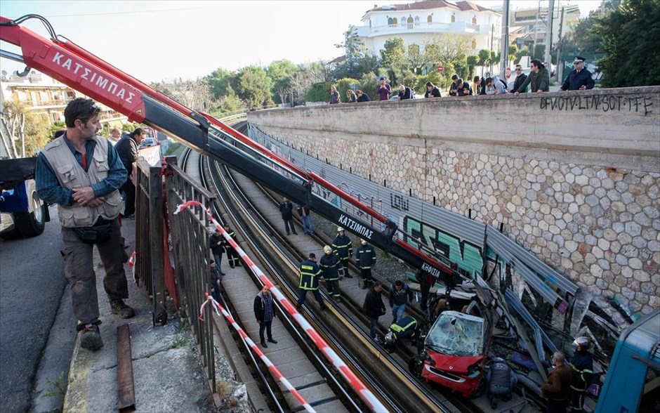 Κηφισιά: Αυτοκίνητο έπεσε από γέφυρα στις γραμμές του Ηλεκτρικού. 