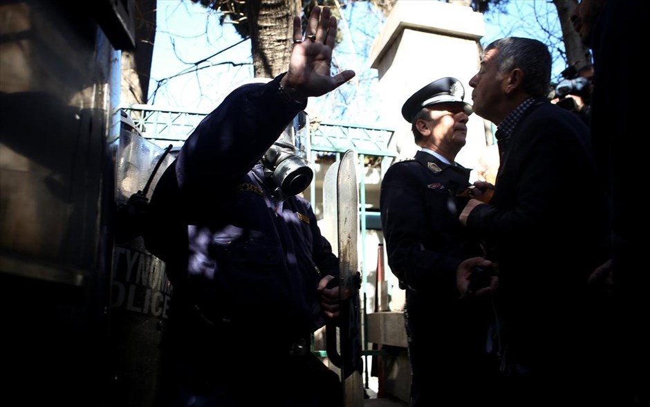 Ένταση μεταξύ μελών της ΠΟΕΔΗΝ και αστυνομίας έξω από το Μαξίμου. Στιγμιότυπο από τη συγκέντρωση μελών της&nbsp;Πανελλήνιας Ομοσπονδίας Εργαζομένων Δημοσίων Νοσοκομείων έξω από&nbsp;το Μέγαρο Μαξίμου, στην Αθήνα.&nbsp;