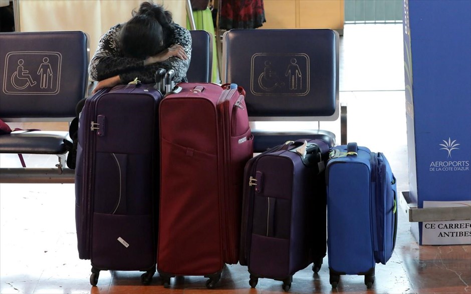 Ταλαιπωρία στη Γαλλία. Επιβάτης περιμένει στο αεροδρόμιο της Νίκαιας, στη Γαλλία. Η χώρα σήμερα βιώνει τη&nbsp;«μαύρη Τρίτη», όπως την αποκαλούν τα γαλλικά μέσα ενημέρωσης, καθώς η απεργία&nbsp;της&nbsp;Air France, με βασικό αίτημα μισθολογικές αυξήσεις 6%, συμπίπτει με την απεργία των σιδηροδρομικών, σε ένδειξη διαμαρτυρίας για το σχέδιο μεταρρύθμισης της δημόσιας επιχείρησης σιδηροδρόμων SNCF.