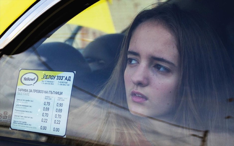  Ιστορίες μιας νύχτας. Το σπονδυλωτό κοινωνικό δράμα του Στέφαν Κομαντάρεφ - με τους Βασίλ Μπάνοφ, Ιβάν Μπάρνεφ, Άσεν Μπλατέτσκι και Στέφαν Ντενολιούμποφ - κάνει μια νυχτερινή διαδρομή στη Βουλγαρία της κρίσης, της διαφθοράς, της πίστης και της ελπίδας, όπου πέντε ταξιτζήδες και οι επιβάτες τους κινούνται μέσα στη νύχτα, ξετυλίγοντας ο καθένας τη δική του συγκλονιστική ιστορία και ανακαλύπτοντας το μέλλον του.