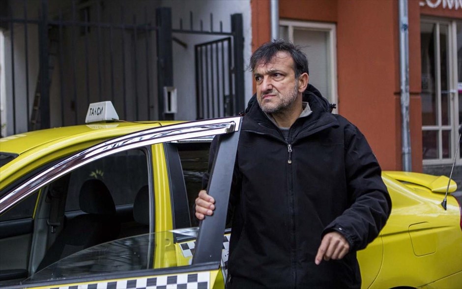  Ιστορίες μιας νύχτας. Το σπονδυλωτό κοινωνικό δράμα του Στέφαν Κομαντάρεφ - με τους Βασίλ Μπάνοφ, Ιβάν Μπάρνεφ, Άσεν Μπλατέτσκι και Στέφαν Ντενολιούμποφ - κάνει μια νυχτερινή διαδρομή στη Βουλγαρία της κρίσης, της διαφθοράς, της πίστης και της ελπίδας, όπου πέντε ταξιτζήδες και οι επιβάτες τους κινούνται μέσα στη νύχτα, ξετυλίγοντας ο καθένας τη δική του συγκλονιστική ιστορία και ανακαλύπτοντας το μέλλον του.