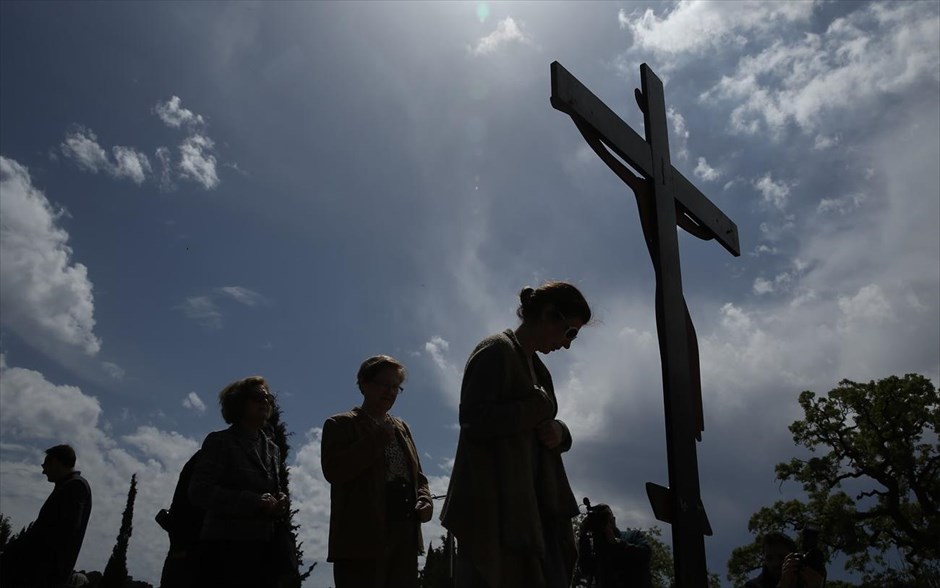 Μεγάλη Παρασκευή στην Πεντέλη . Στιγμιότυπο από την τελετή&nbsp;Αποκαθήλωσης στη μονή Πεντέλης.&nbsp;