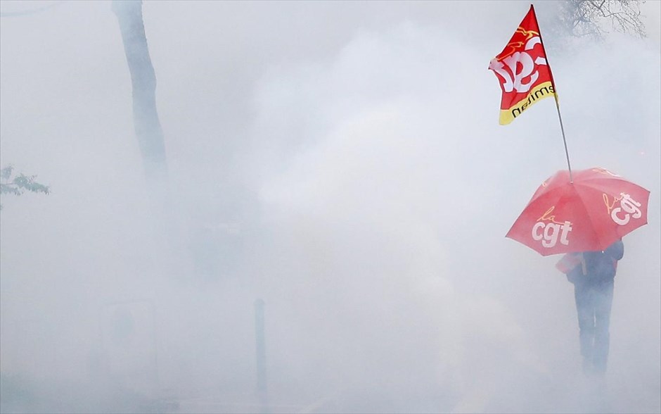 Ένταση στη Γαλλία. Συνδικαλιστής της οργάνωσης CGT «πνιγμένος» στα καπνογόνα διακρίνεται σε διαδήλωση στη Νάντη της Γαλλίας. Εργαζόμενοι και συνδικάτα αντιδρούν στη μεταρρύθμισης της δημόσιας επιχείρησης των γαλλικών σιδηροδρόμων SNCF.&nbsp;