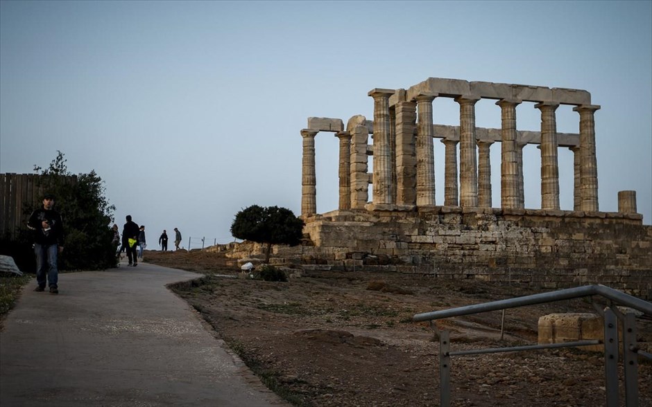 Σούνιο: Καρέ - καρέ τα γυρίσματα του ΒΒC. Γυρίσματα στον αρχαιολογικό χώρο του Σουνίου από τον σκηνοθέτη του Old Boy, Παρκ Τσαν Γουκ, για τη σειρά The Little Drummer Girl του BBC, την Πέμπτη 12 Απριλίου 2018. (EUROKINISSI/ΓΙΩΡΓΟΣ ΚΟΝΤΑΡΙΝΗΣ)