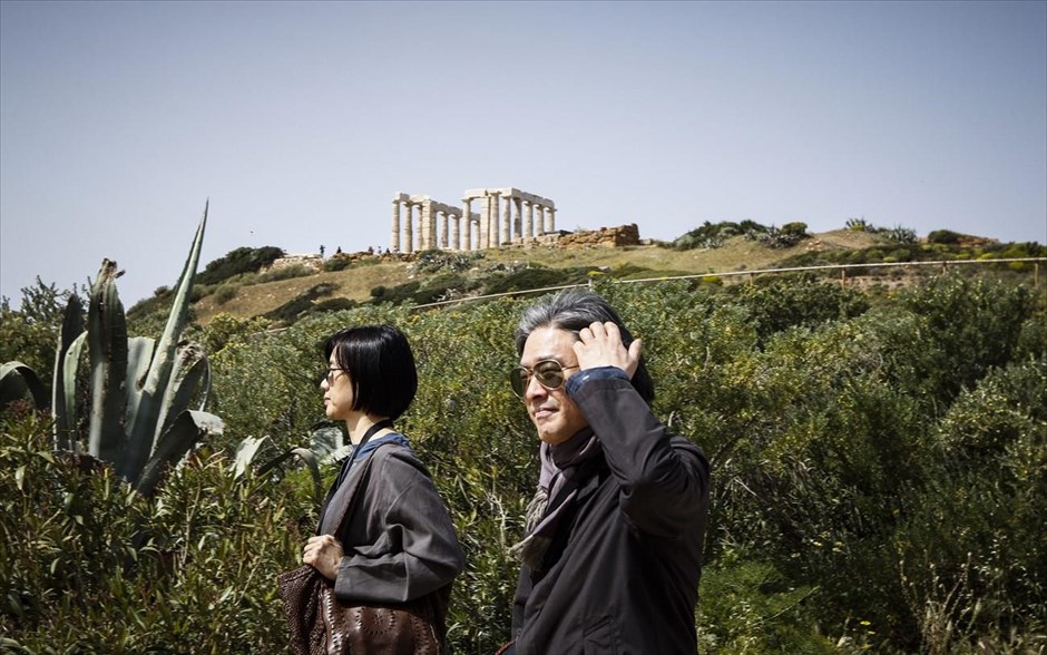 Σούνιο: Καρέ - καρέ τα γυρίσματα του ΒΒC. Γυρίσματα στον αρχαιολογικό χώρο του Σουνίου από τον σκηνοθέτη του Old Boy, Παρκ Τσαν Γουκ(δ), για τη σειρά The Little Drummer Girl του BBC, την Πέμπτη 12 Απριλίου 2018. (EUROKINISSI/ΓΙΩΡΓΟΣ ΚΟΝΤΑΡΙΝΗΣ)