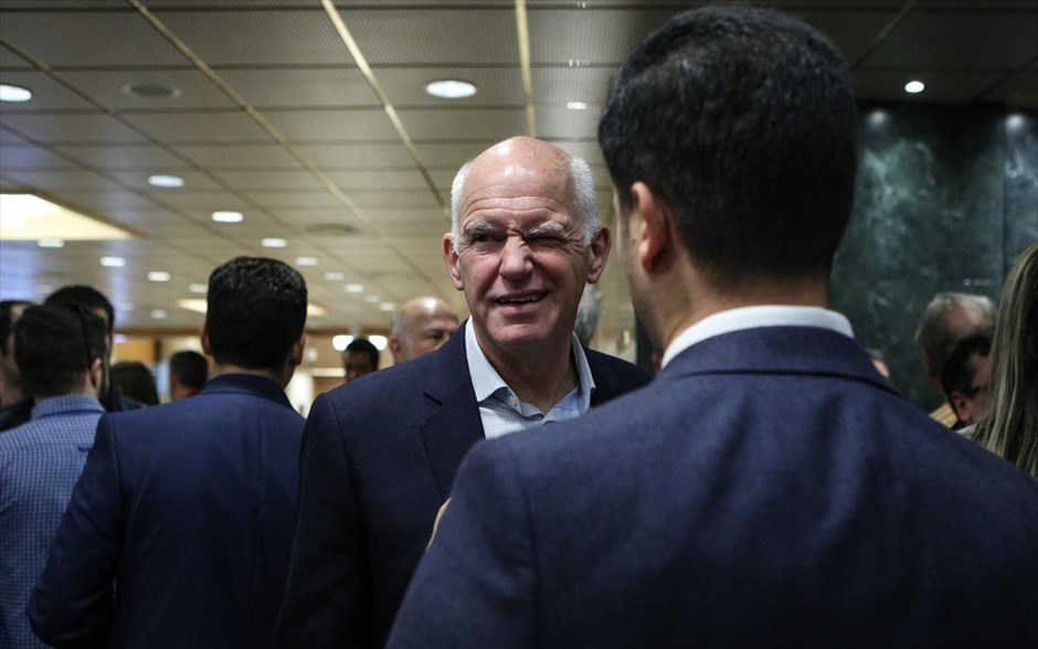 Κλείνει το μάτι στο Κίνημα Αλλαγής . Ο Γιώργος Παπανδρέου κατά την πρώτη συνεδρίαση της Κεντρικής Επιτροπής του Κινήματος Αλλαγής στην Αθήνα.&nbsp;