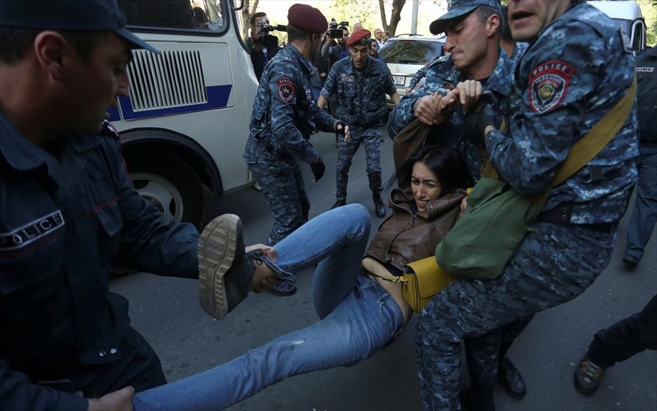 Καζάνι που βράζει η Αρμενία. Διαδηλώτρια συλλαμβάνεται από αστυνομικούς κατά τη διάρκεια διαμαρτυρίας έξω από το κτίριο της κυβέρνησης της Αρμενίας στο Γερεβάν έπειτα από την εκλογή του&nbsp;τέως προέδρου της χώρας Σερζ Σαρκισιάν στο αξίωμα του πρωθυπουργού.&nbsp;
&nbsp;