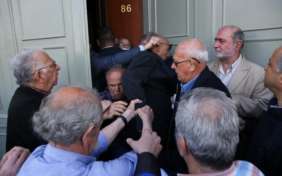Διαμαρτυρία συνταξιούχων της Εθνικής Τράπεζας. Στιγμιότυπο από τη διαμαρτυρία συνταξιούχων εργαζομένων της Εθνικής Τράπεζας της Ελλάδος για τις περικοπές στις συντάξεις, εξω απο το κεντρικό κατάστημα της Εθνικής Τράπεζας στην πλατεια Κοτζιά, στην Αθήνα.&nbsp;