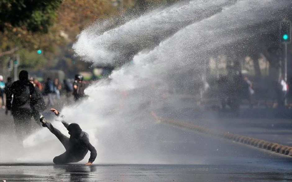 Διαδηλώσεις για τη δημόσια παιδεία στη Χιλή. Στιγμιότυπο από τη διαδήλωση στο Σαντιάγο της Χιλής. Στη διαδήλωση, η οποία έφερε το όνομα «Η Χιλή έχει ήδη αποφασίσει», συμμετείχαν χιλιάδες φοιτητές και εκπαιδευτικοί διαμαρτυρόμενοι για την απόφαση του Συνταγματικού Δικαστηρίου να ακυρωθεί νόμος που απαγόρευε σε κερδοσκοπικές εταιρείες να ελέγχουν πανεπιστήμια.