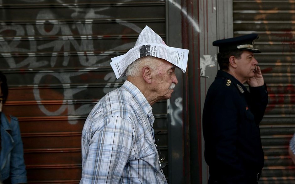 Συγκέντρωση και πορεία συνταξιούχων στην Αθήνα. Συγκέντρωση στην πλατεία Κοτζιά και πορεία διαμαρτυρίας προς το υπουργείο Οικονομικών πραγματοποίησαν&nbsp;το πρωί της Τετάρτης 25 Απριλίου 2018 οι συνταξιούχοι, διαμαρτυρόμενοι για την περικοπή της προσωπικής διαφοράς το 2019, την κατάργηση του ΕΚΑΣ και τη μείωση του αφορολόγητου στα 5.600 ευρώ.