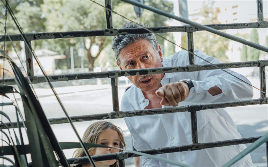 Η ασυμβίβαστη. Μια γυναίκα τα βάζει με όλους και με όλα για να πραγματοποιήσει τα όνειρά της, κάνοντας ό,τι καλύτερο ως μητέρα και αντιμαχόμενη τον βίαιο πρώην σύζυγό της. Όμως, η δύναμη του έρωτα θα είναι αυτή που θα αλλάξει τη ζωή της (Η ασυμβίβαστη).