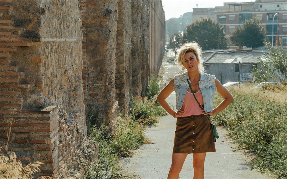 Η ασυμβίβαστη. Μια γυναίκα τα βάζει με όλους και με όλα για να πραγματοποιήσει τα όνειρά της, κάνοντας ό,τι καλύτερο ως μητέρα και αντιμαχόμενη τον βίαιο πρώην σύζυγό της. Όμως, η δύναμη του έρωτα θα είναι αυτή που θα αλλάξει τη ζωή της (Η ασυμβίβαστη).