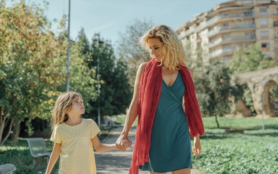 Η ασυμβίβαστη. Μια γυναίκα τα βάζει με όλους και με όλα για να πραγματοποιήσει τα όνειρά της, κάνοντας ό,τι καλύτερο ως μητέρα και αντιμαχόμενη τον βίαιο πρώην σύζυγό της. Όμως, η δύναμη του έρωτα θα είναι αυτή που θα αλλάξει τη ζωή της (Η ασυμβίβαστη).
