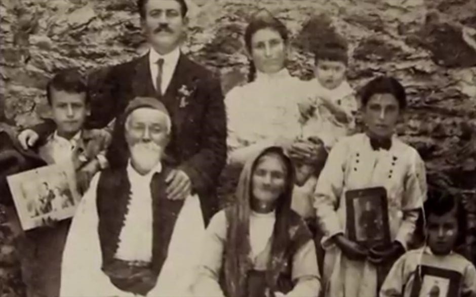 Της πατρίδας μου η σημαία. Η ιστορία του χωριού Βούρβουρα της Αρκαδίας από την Κατοχή έως σήμερα ζωντανεύει στο ντοκιμαντέρ του Στέλιου Χαραλαμπόπουλου, το οποίο, μέσα από την πορεία των κατοίκων του, καταγράφει την πορεία μιας χώρας (Της πατρίδας μου η σημαία).