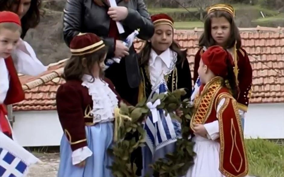 Της πατρίδας μου η σημαία. Η ιστορία του χωριού Βούρβουρα της Αρκαδίας από την Κατοχή έως σήμερα ζωντανεύει στο ντοκιμαντέρ του Στέλιου Χαραλαμπόπουλου, το οποίο, μέσα από την πορεία των κατοίκων του, καταγράφει την πορεία μιας χώρας (Της πατρίδας μου η σημαία).
