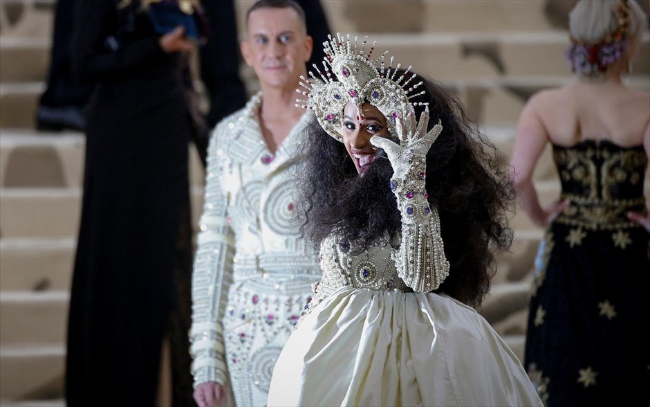 Met Gala: Παρέλαση αστέρων στο κόκκινο χαλί. Τζέρεμι Σκοτ και&nbsp;Cardi B