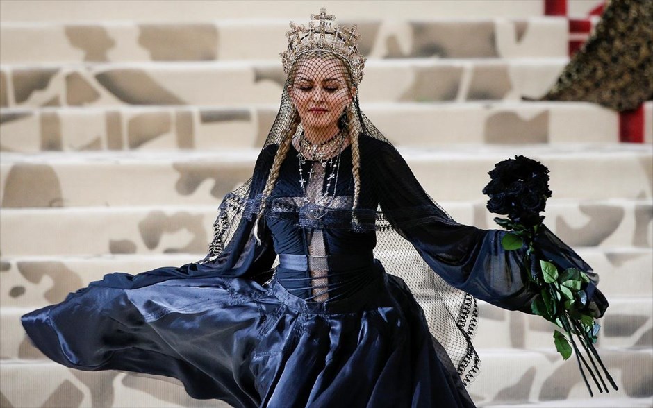 Met Gala: Παρέλαση αστέρων στο κόκκινο χαλί. Μαντόνα