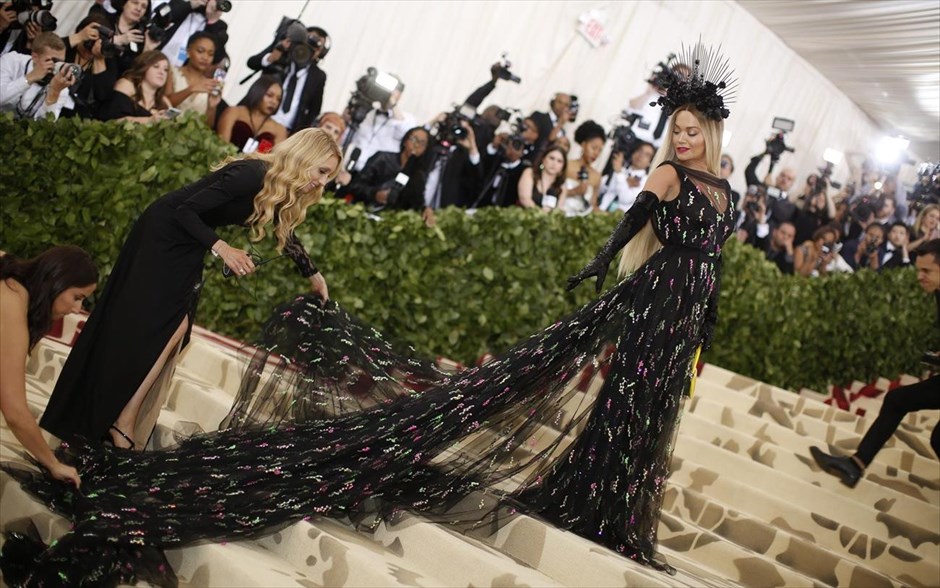 Met Gala: Παρέλαση αστέρων στο κόκκινο χαλί. Ρίτα Όρα