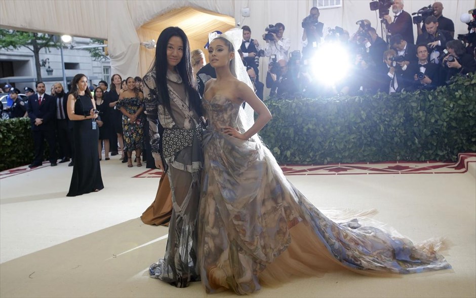 Met Gala: Παρέλαση αστέρων στο κόκκινο χαλί. Βέρα Γουάνγκ και&nbsp;Αριάνα Γκράντε