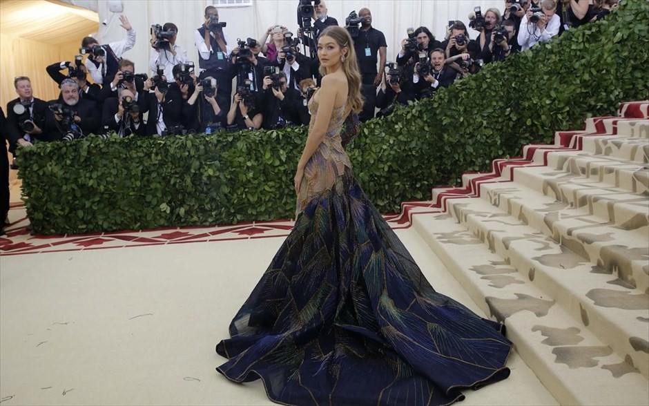 Met Gala: Παρέλαση αστέρων στο κόκκινο χαλί. Τζίτζι Χαντίντ
