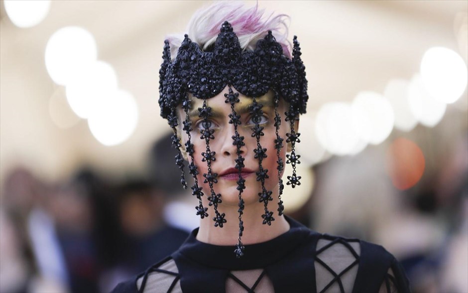 Met Gala: Παρέλαση αστέρων στο κόκκινο χαλί. Κάρα Ντελεβίν