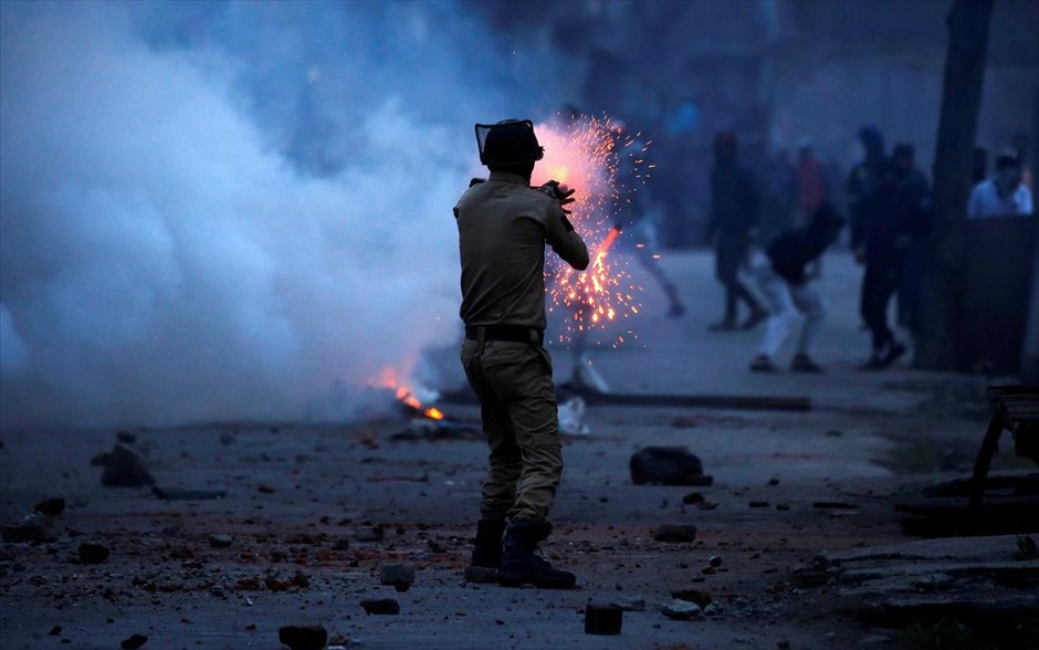 Συγκρούσεις στη Σριναγκάρ . Ένας άστυνομικός εκτοξεύει δακρυγόνα σε διαδηλωτές κατά τη διάρκεια επεισοδίων που σημειώθηκαν σε πορεία διαμαρτυρίας στη&nbsp;Σριναγκάρ,&nbsp;θερινή πρωτεύουσα της ινδικής ομόσπονδης πολιτείας Τζαμού και Κασμίρ.