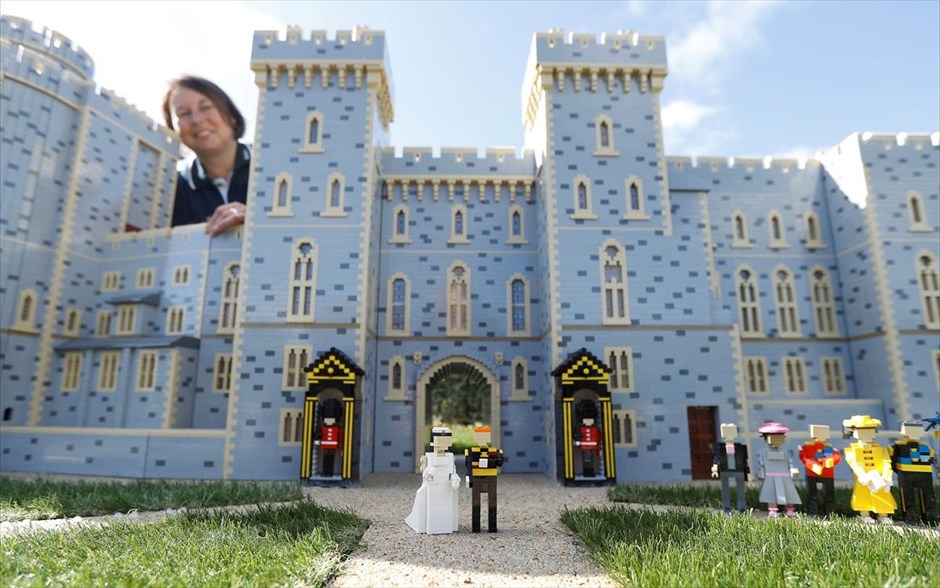 Βρετανία: Βασιλικός γάμος… από Lego. Αφιερωμένη στον επικείμενο βασιλικό γάμο είναι η τελευταία κατασκευή που φιλοξενεί το θεματικό πάρκο της Lego στο Ουίνδσορ. Έντεκα άνθρωποι, 60.000 τουβλάκια Lego και 592 ώρες δουλειάς χρειάστηκαν προκειμένου να δημιουργηθεί ένα αντίγραφο του πύργου του Ουίνδσορ, με πρωταγωνιστές τον πρίγκιπα Χάρι και τη Μέγκαν Μαρκλ.