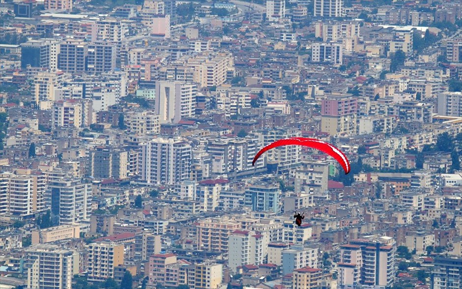 «Πτήση» πάνω από την Αλβανία. Αλεξιπτωτιστής πετάει πάνω από την πόλη&nbsp;Αυλώνα της Αλβανίας συμμετέχοντας στο διαγωνισμό αλεξιπτωτιστών «Albania Open 2018».&nbsp;