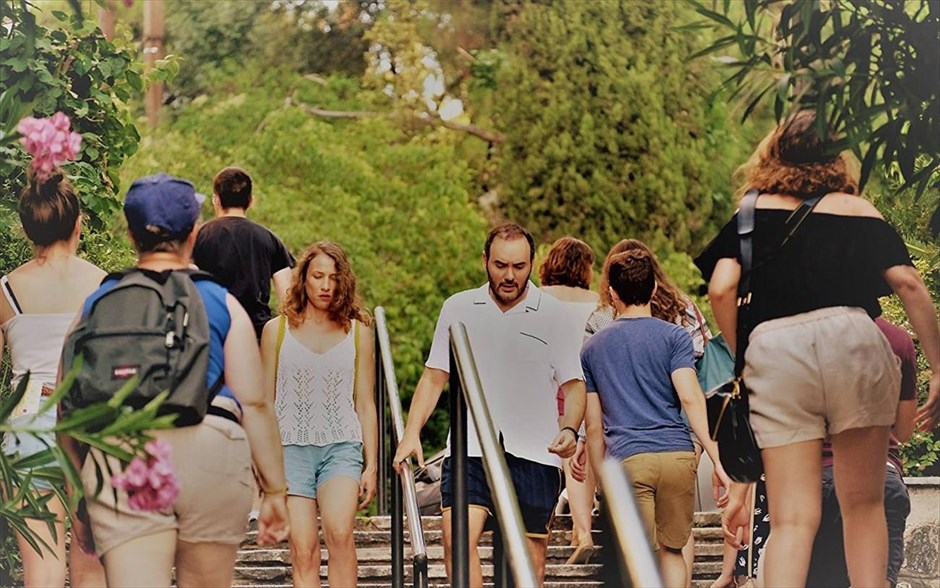 Too much info clouding over my head. Ένας φιλόδοξος σκηνοθέτης σε υπαρξιακή κρίση και γεμάτος ψυχαναγκασμούς μπαίνει σε περιπέτειες, καθώς προσπαθεί να μαζέψει χρήματα για μια ταινία που δεν θέλει να κάνει, στην κωμωδία που αποτελεί το σκηνοθετικό ντεμπούτο του ηθοποιού Βασίλη Χριστοφιλάκη (Too much info clouding over my head).
